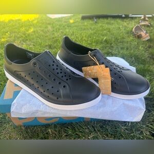 New People Footwear Ace Size 11 Black Slip-On Sneakers